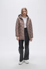 Campera acolchada color marrón topo, con capucha y cierre frontal.