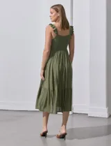 Vestido midi verde oliva de crepe con breteles fruncidos y detalle de crochet en la parte superior.