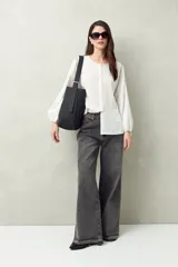 Camisa blanca a rayas grises, de lino, con cuello mao, mangas largas abullonadas y bordados en las sisas.