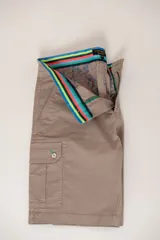 Bermuda cargo azul marino con bolsillos laterales y traseros.