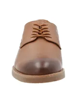 Zapato acordonado de cuero color marrón con perforaciones decorativas en el talón.