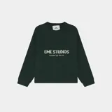 Sweater oversize color verde oscuro con cuello redondo y puños y dobladillo acanalados. Presenta el logo "EME STUDIOS" bordado en blanco en el pecho y la frase "curated by ben ice" debajo.