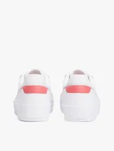 Zapatillas de cuero blanco con detalles en color coral en los laterales y el talón, de estilo vulcanizado con suela de goma y cierre de cordones. Incluyen el logo de Tommy Hilfiger en el lateral.