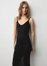 Vestido midi negro de punto con lentejuelas plateadas, escote en V y tirantes finos.