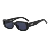 Lentes de sol unisex con marco rectangular transparente y lentes degradadas en tonos marrones.