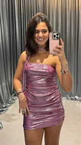 Vestido corto de fiesta color rosa metalizado, con escote strapless y frunces laterales.