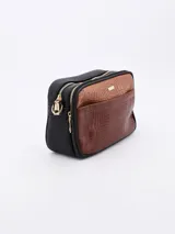 Bandolera rectangular con estampado símil piel de cocodrilo en tonos marrón claro y oscuro. Tiene correa larga regulable y cierre superior con cremallera.
