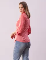 Camisa blanca de algodón marca Zac & Rachel, con cuello con solapa, abertura central con botones, delantera tableada y laterales elastizados.