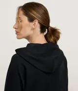 Campera deportiva color marrón, con capucha ajustable mediante cordón con lettering estampado, cierre frontal por cremallera, mangas largas con puños ajustados, bolsillo canguro y recorte en la espalda.