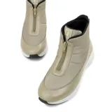 Bota corta negra de estilo casual deportivo, con cierre frontal de cremallera y suela gruesa.