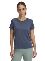 Remera deportiva azul con finas rayas horizontales, de corte clásico y mangas cortas.