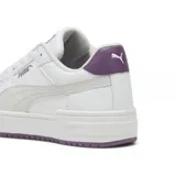 Championes Puma CA Pro Classic blancos con detalles en violeta en el talón y la suela.
