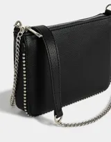 Bandolera negra de cuerina con correa de cadena metálica plateada y detalles de tachas plateadas en los bordes.