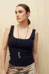 Musculosa blanca de algodón con escote cuadrado y detalle de encaje en el borde.