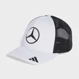 Gorra Adidas Trucker Mercedes-AMG Petronas Formula One Team, color blanco con paneles traseros de malla negra, logo de Mercedes bordado en el frente y logo de Adidas bordado en la visera.