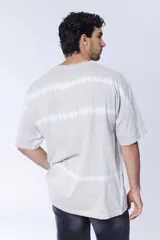 Remera de algodón con diseño tie-dye en tonos grises y blancos, de corte holgado y mangas cortas.