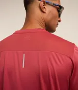 Remera deportiva blanca de poliéster, con cuello redondo, mangas cortas y recortes laterales.