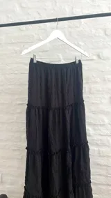 Pollera larga de color negro con elástico en la cintura.