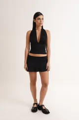 Top negro de lycra con escote halter y espalda descubierta.