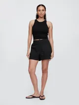 Short negro de gabardina con bolsillos laterales y traseros con solapa.