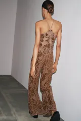 Pantalón marrón de tiro alto confeccionado en tejido efecto ante con aplicación de crochet a contraste.