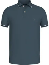Chomba Tommy Hilfiger azul petróleo de corte slim fit, confeccionada en algodón elástico. Presenta cuello y puños acanalados con doble línea blanca, cartera de tres botones y logo bordado en el pecho.