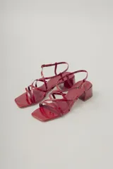 Sandalias de cuero color marrón con taco bloque bajo y tiras finas cruzadas.