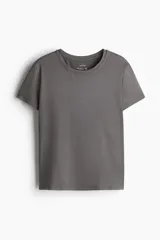 Remera deportiva gris de corte holgado, manga corta y cuello redondo. Confeccionada en tejido funcional DryMove™ que ayuda a absorber el sudor.