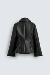 Blazer entallada negra de tejido compacto con efecto piel, cuello con solapas, manga larga evasé, bolsillos de vivo en cadera y cierre frontal con botones.