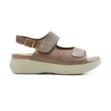 Sandalias de cuero color champagne con plataforma beige, ajuste con hebilla y velcro.
