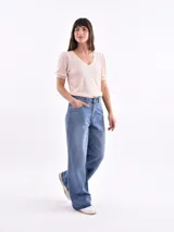 Blusa color crema con escote en V y mangas cortas abullonadas.