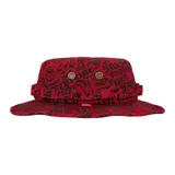 Gorro tipo pescador Supreme Cities Jacquard, color rojo con estampado de letras negras.