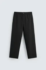 Pantalón negro de corte recto, con cintura elástica, bolsillos laterales y trasero.