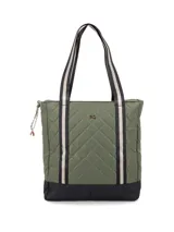 Cartera tipo shopper azul con diseño capitoneado y base negra. Tiene correas bitono, cierre de nylon con tirador textil, logo metálico, bolsillos interiores y compartimento acolchado para laptop.