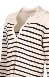 Sweater de punto color crema con rayas horizontales negras, cuello polo con escote en V y mangas largas.