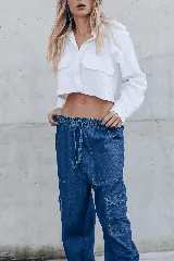 Pantalón cargo de denim azul con bolsillos laterales con tapa, cintura elastizada y pierna amplia.