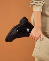 Zapatos de cuero negro con suela gruesa y diseño moderno.
