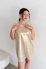 Remerón dorado con textura brillante y mangas cortas.