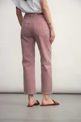 Pantalón jean de corte recto, con estampado a rayas verticales azules y blancas.