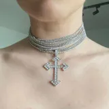 Gargantilla plateada de múltiples hilos con dije de cruz con incrustaciones de strass.