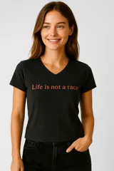 Remera negra de algodón con cuello en V, manga corta, corte holgado y estampado frontal con la frase "Life is not a race" en color naranja.