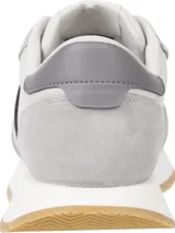 Zapatillas Tommy Jeans de estilo retro runner, color gris claro con detalles en gris oscuro y blanco. Confeccionadas en cuero, gamuza y material sintético. Presentan logo de la marca en el lateral y suela de goma.