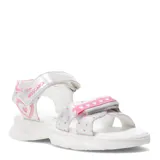 Sandalia plateada con detalles en rosa, con ajuste de velcro y suela blanca.