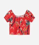 Blusa plus size con mangas cortas abullonadas y elástico en los hombros. Prenda confeccionada en viscolino y estampada con motivos de follajes y tucanes.