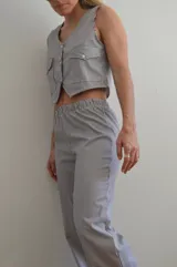 Pantalón de rayas en blanco y negro con cintura elástica y corte recto.