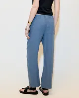 Pantalón crop de gabardina color celeste, con pierna recta, cintura elastizada, cierre metálico y broche niquel en la cartera. Tiene bolsillos a los costados y un bolsillo plaqué en la espalda. Largo hasta los tobillos y tiro medio.