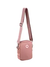 Bandolera pequeña color lila con correa de tela con el nombre de la marca bordado.