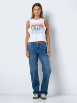 Musculosa blanca con estampado de paisaje desértico en tonos naranja y azul.