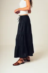 Falda larga negra con volados en el ruedo.