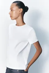 Camiseta marrón de algodón con cuello redondo y mangas cortas.